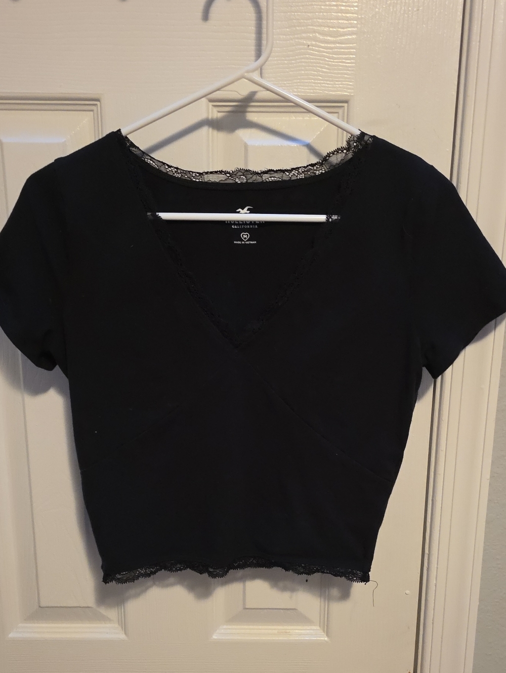 Hollister Black Lace-Trim V-Neck Short Sleeve Crop Top